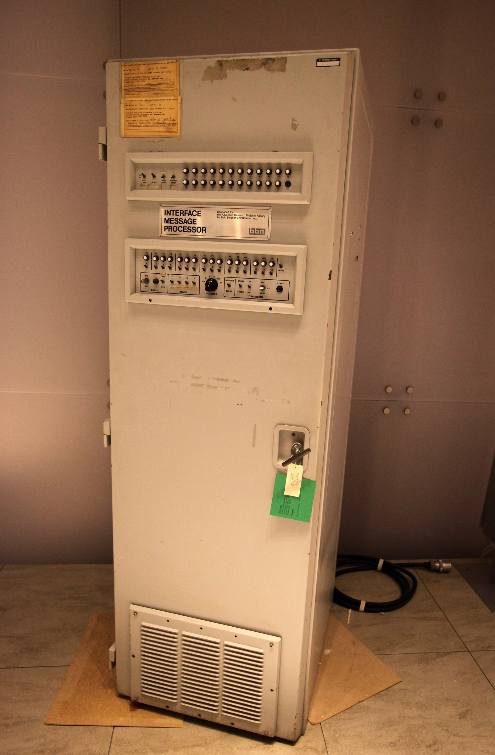 ARPANET 使用的 IMP 分组交换设备